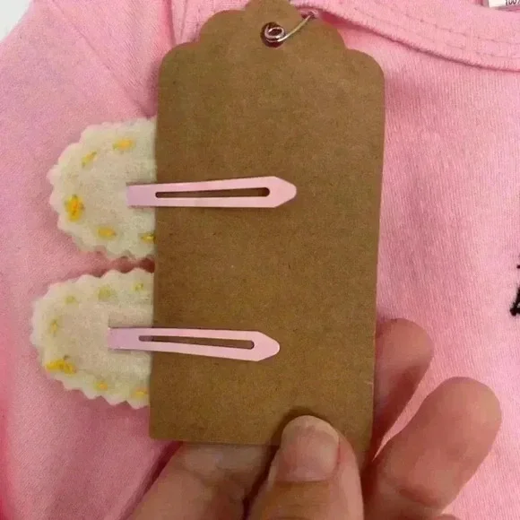 BNWT 6-12 mo. Pink Onesie Hand Embroidered with Bumblebees with Felt Barrettes - Picture 7 of 9